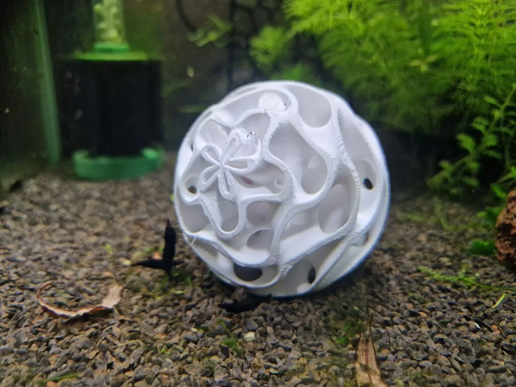 A gyroid shrimp sphere in shrimp tank. A design and 3d print by Aquireef.