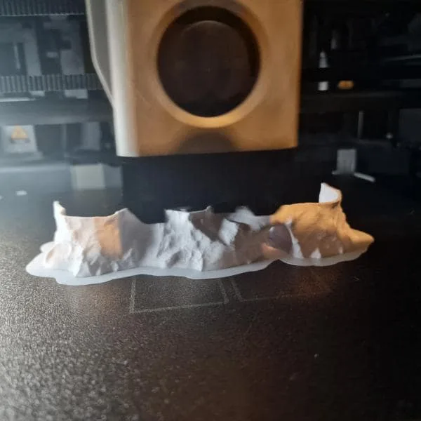 Aquireef3D Custom Print Blog showcasing the 3d printing using a brim 3d printing tutorial by Aquireef min